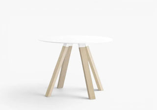 Explore the versatile Pedrali Arki collection featuring table, lounge seating and outdoor furniture designed for modern living and hospitality. Get it on ShopDecor®.