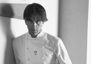 Redefining tableware with chef Davide Oldani: iconic plates, cups & wine glasses by Schönhuber Franchi for refined, modern dining. Buy now on SHOPDECOR®