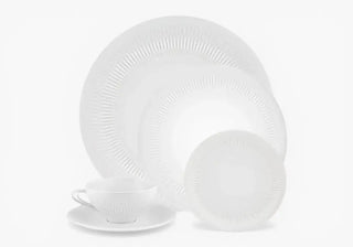 Minimalist tableware with refined design, ideal for elegant everyday dining and modern table settings that emphasize balance, simplicity, and timeless sophistication