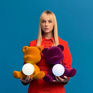 Qeeboo Teddy Girl 絨面飾面桌燈