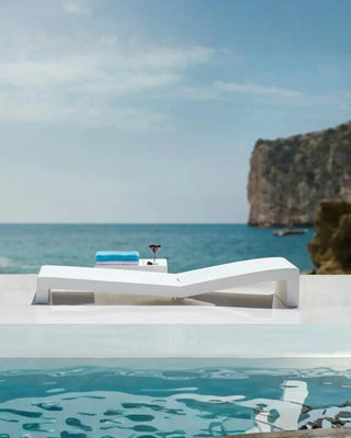 Vondom Jut sun lounger in polyethylene