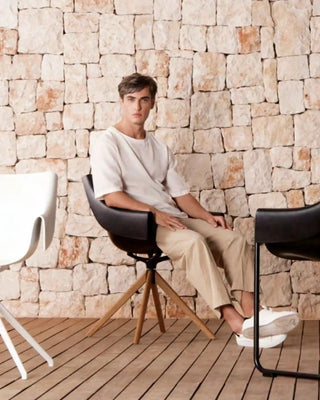 Vondom Manta swivel armchair with polypropylene shell and four-star base