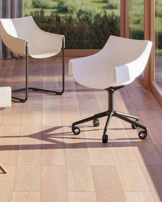 Vondom Manta swivel caster armchair with polypropylene shell and powder-coated metal four-star base