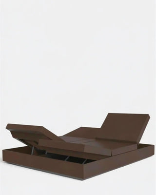 Vondom Vela reclyning daybed in polyethylene with upholstered cushion