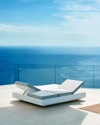 Vondom Vela reclyning daybed in polyethylene with upholstered cushion