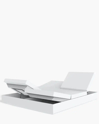 Vondom Vela reclyning daybed in polyethylene with upholstered cushion