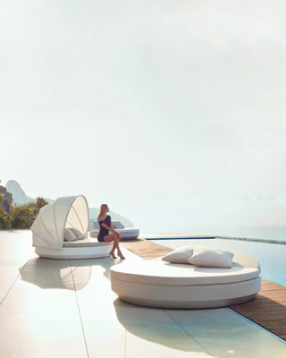 Vondom Vela daybed round in polyethylene with upholstered cushion
